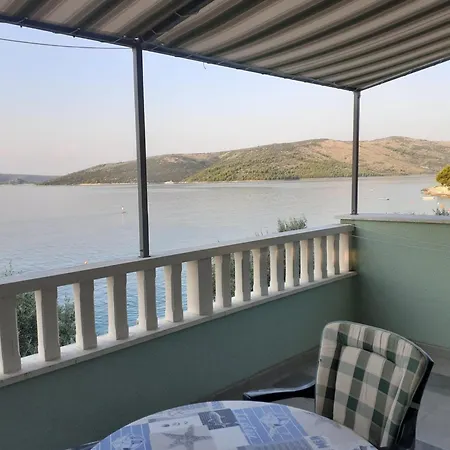 Appartement Beachfront Dida - Seget Vranjica